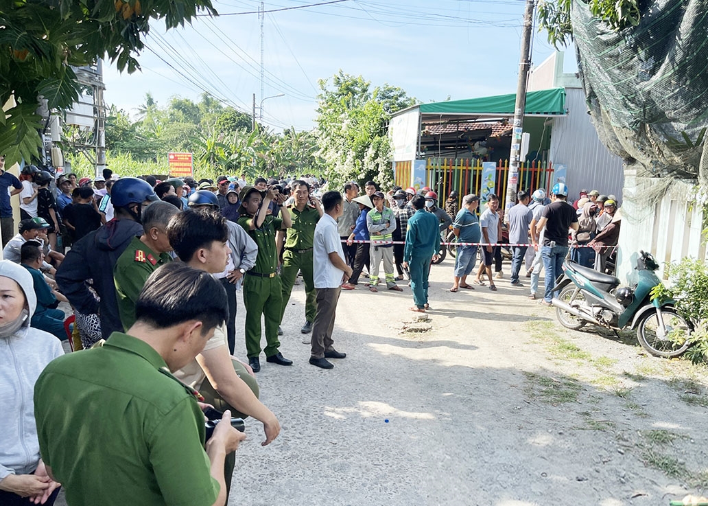 Công an đang phong tỏa hiện trường để điều tra vụ án mạng