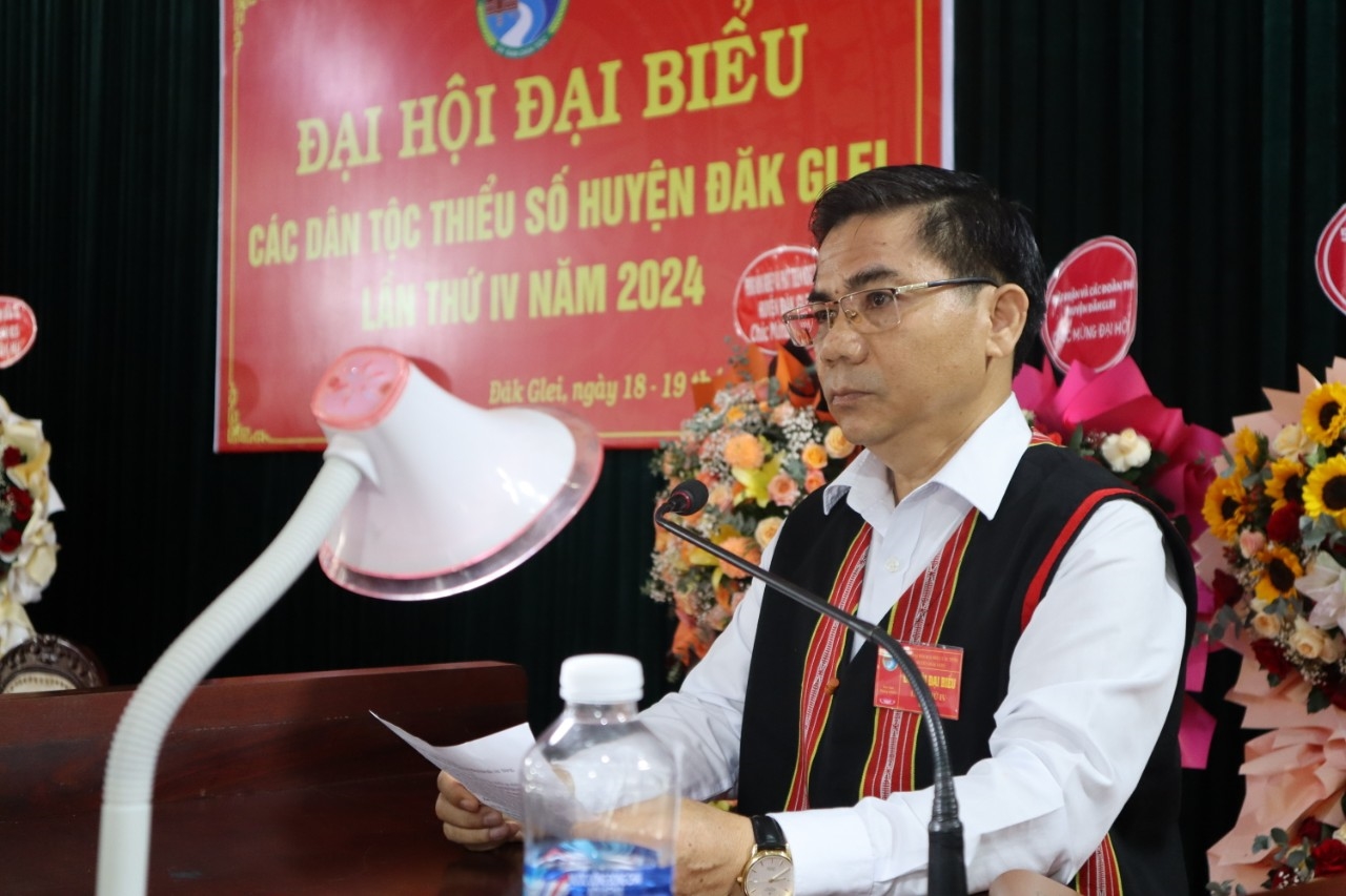 Ông A Phương – Phó Bí thư Thường trực Huyện ủy Đăk Glei phát biểu khai mạc Đại hội