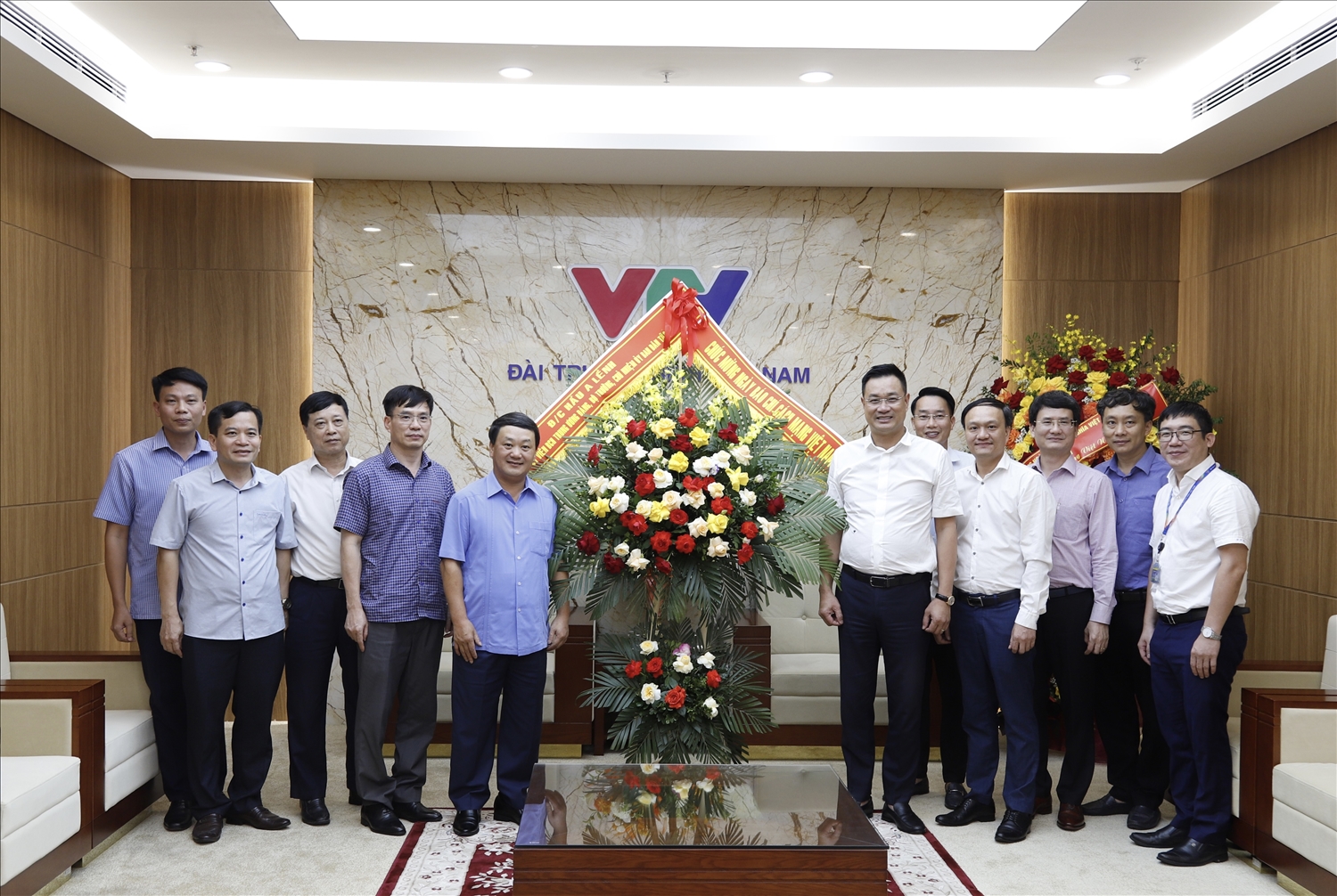 Bộ trưởng, Chủ nhiệm UBDT Hầu A Lềnh chúc mừng Đài Truyền hình Việt Nam
