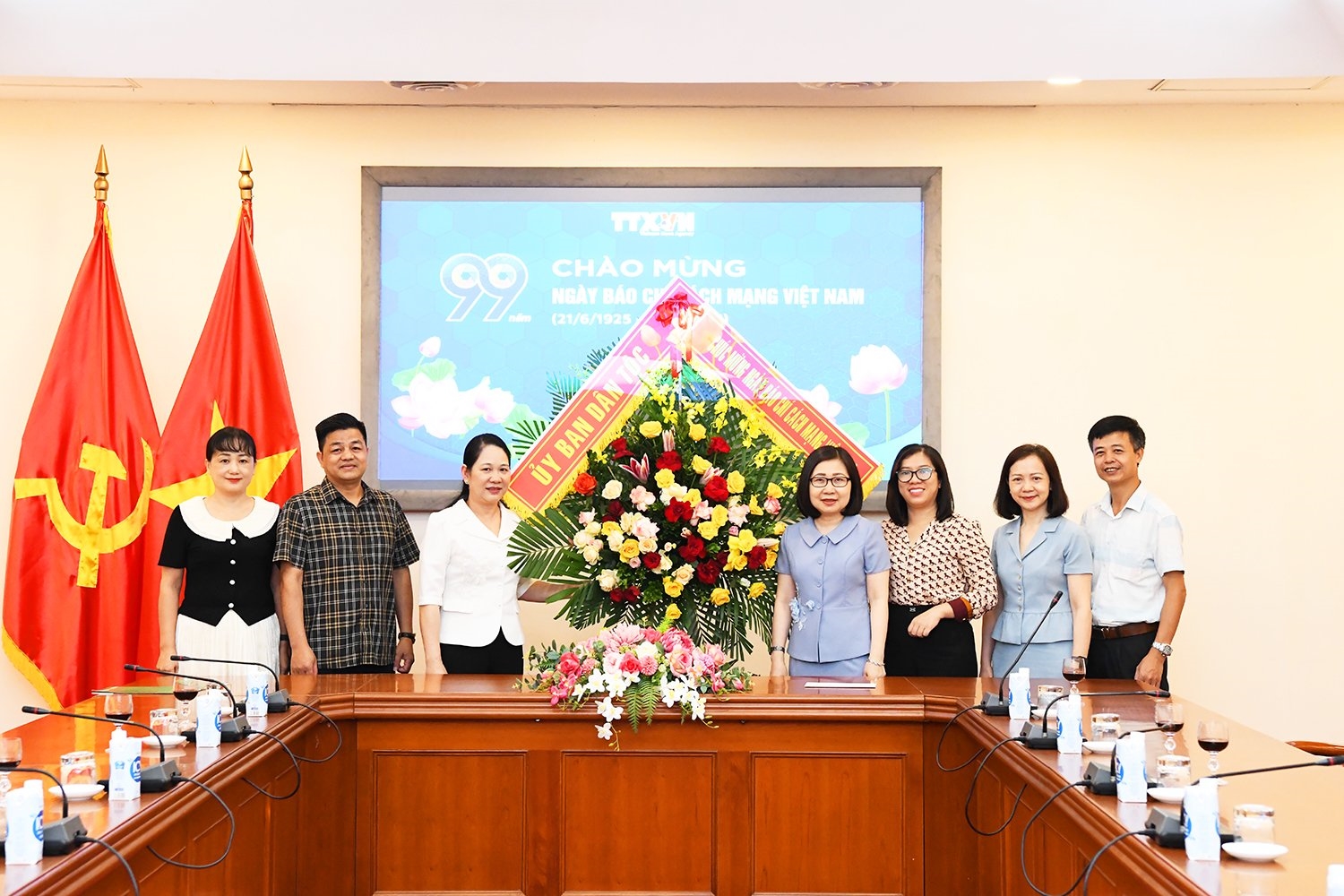 Thứ trưởng, Phó Chủ nhiệm Nông Thị Hà tặng hoa chúc mừng Thông tấn xã Việt Nam