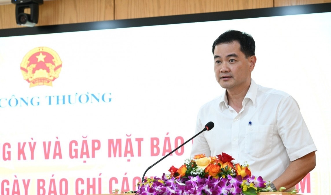 Ông Bùi Huy Sơn - Vụ trưởng Vụ Kế hoạch - Tài chính, Bộ Công Thương báo cáo tình hình sản xuất công nghiệp, thương mại trong 6 tháng năm 2024