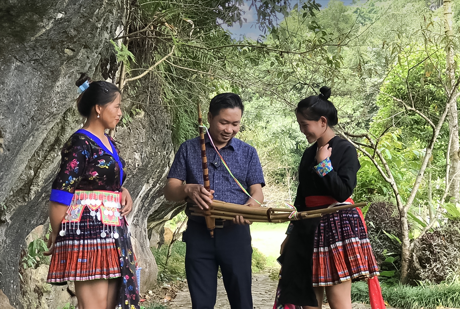 Ngoài công việc chuyện môn, NSƯT Lê Minh Cừ thường về bản làng tìm hiểu, nghiên cứu văn hóa dân gian