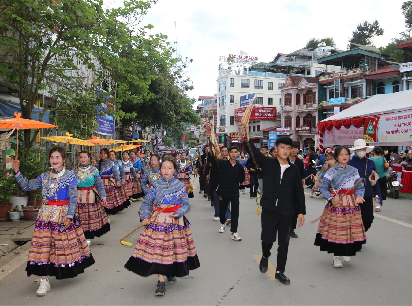 CLB văn nghệ dân gian Hồng Mi trình diễn múa gậy sênh tiền, khèn Mông… phục vụ khách du lịch tại miền Cao nguyên trắng Bắc Hà