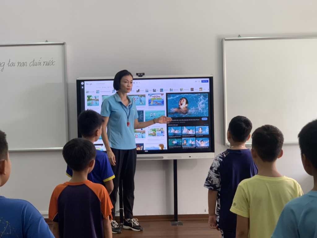 Giáo viên phổ biến kỹ năng phòng, chống đuối nước cho học sinh Trường Tiểu học Nguyễn Bình, phường Quảng Yên, TX Quảng Yên