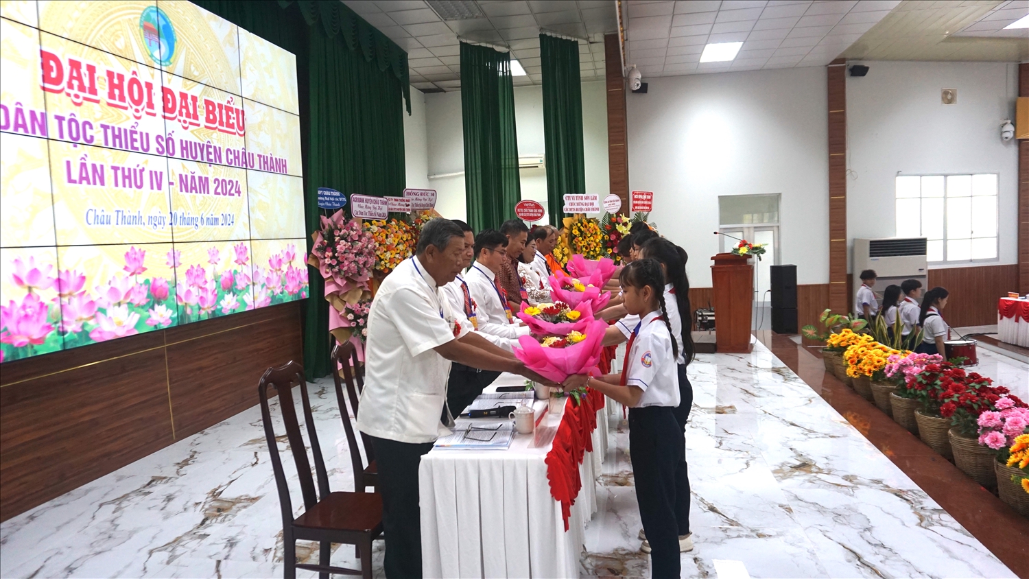 Các cháu thiếu nhi tặng hoa đoàn chủ tịch tại Đại hội Đại biểu các DTTS huyện Châu Thành, Sóc Trăng