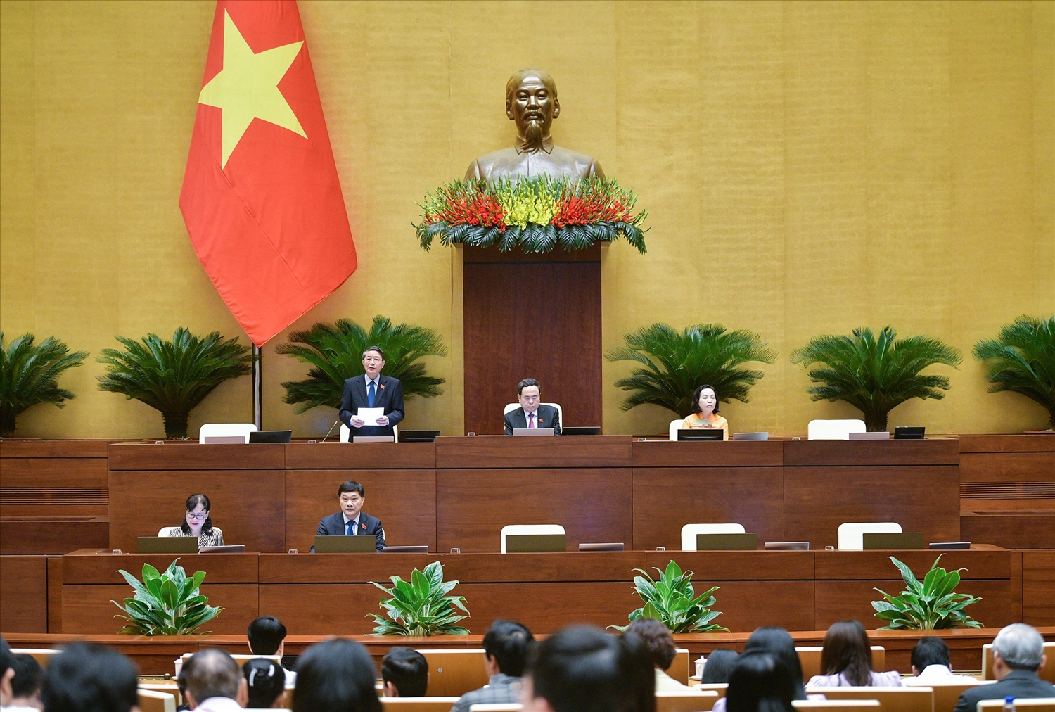 Phó Chủ tích Quốc hội Nguyễn Đức Hải điều hành phiên thảo luận