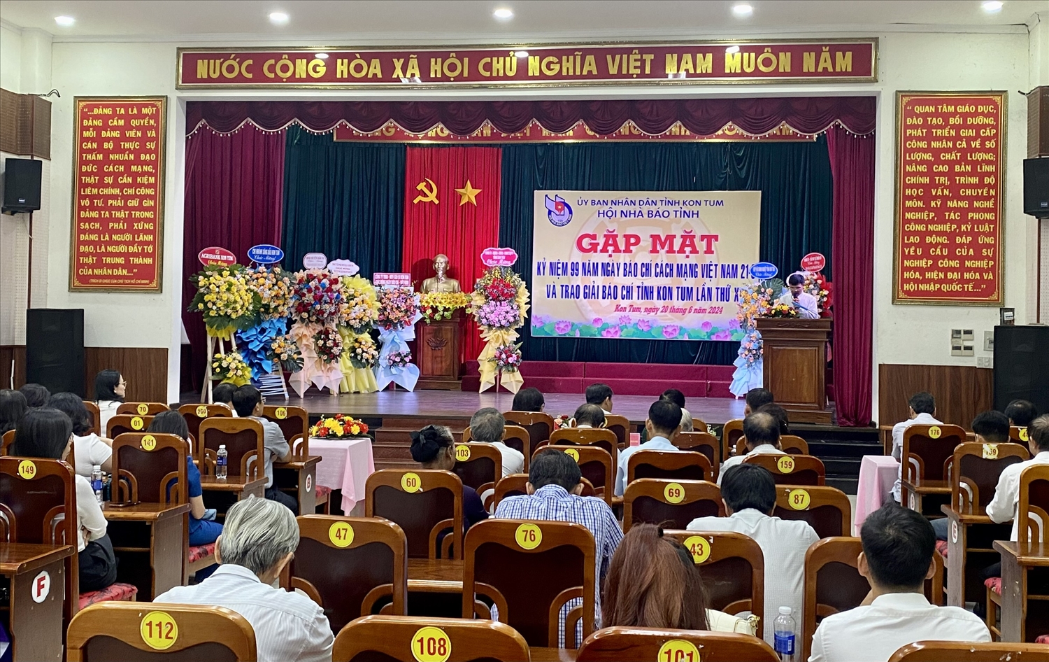 Quang cảnh buổi Gặp mặt kỷ niệm 99 năm Ngày Báo chí cách mạng Việt Nam (21/6/1925 – 21/6/2024) và trao Giải báo chí tỉnh Kon Tum lần thứ XII