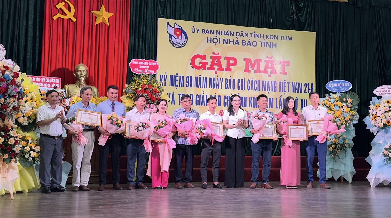 Các tác giả, nhóm tác giả có tác phẩm báo chí xuất sắc đoạt Giải A và B nhận Bằng khen của Chủ tịch UBND tỉnh Kon Tum