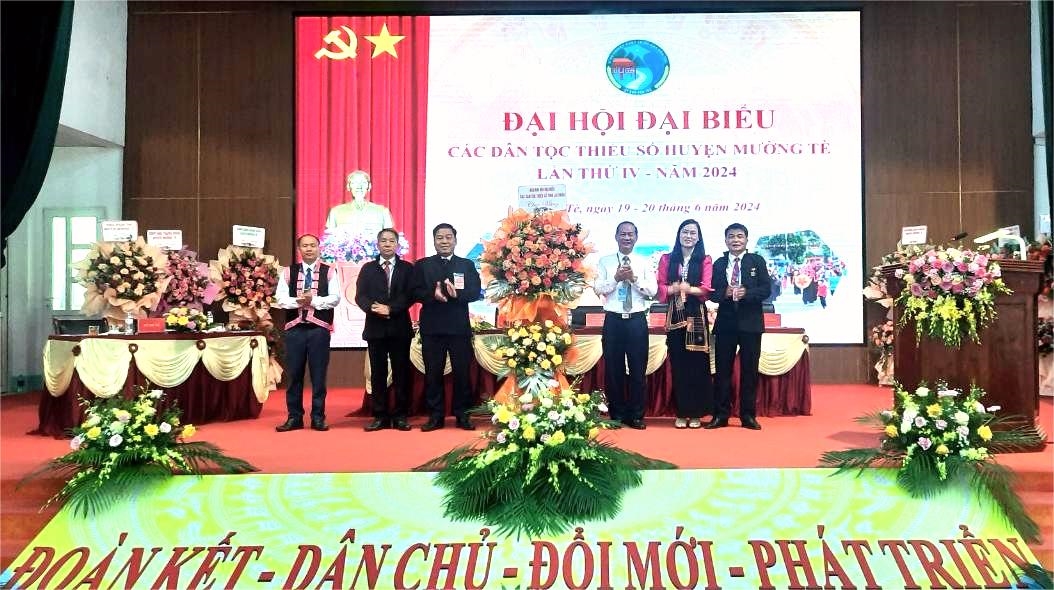 Ông Trần Hữu Chí - Ủy viên BCH Đảng bộ tỉnh, Trưởng ban Dân tộc, Phó Trưởng Ban Thường trực Ban Chỉ đạo Đại hội tỉnh Lai Châu tặng hoa chúc mừng Đại hội