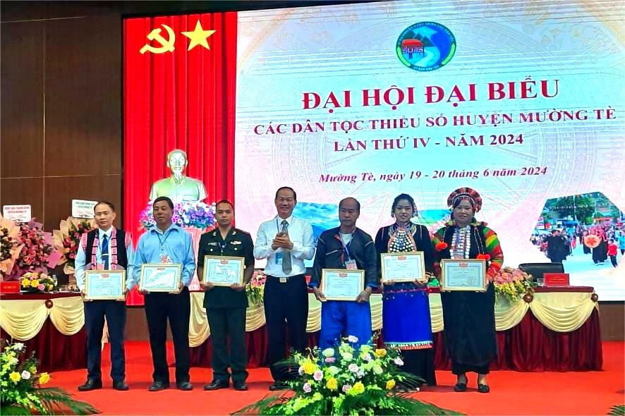 Ban Dân tộc tỉnh Lai Châu tặng bằng khen cho 6 cá nhân