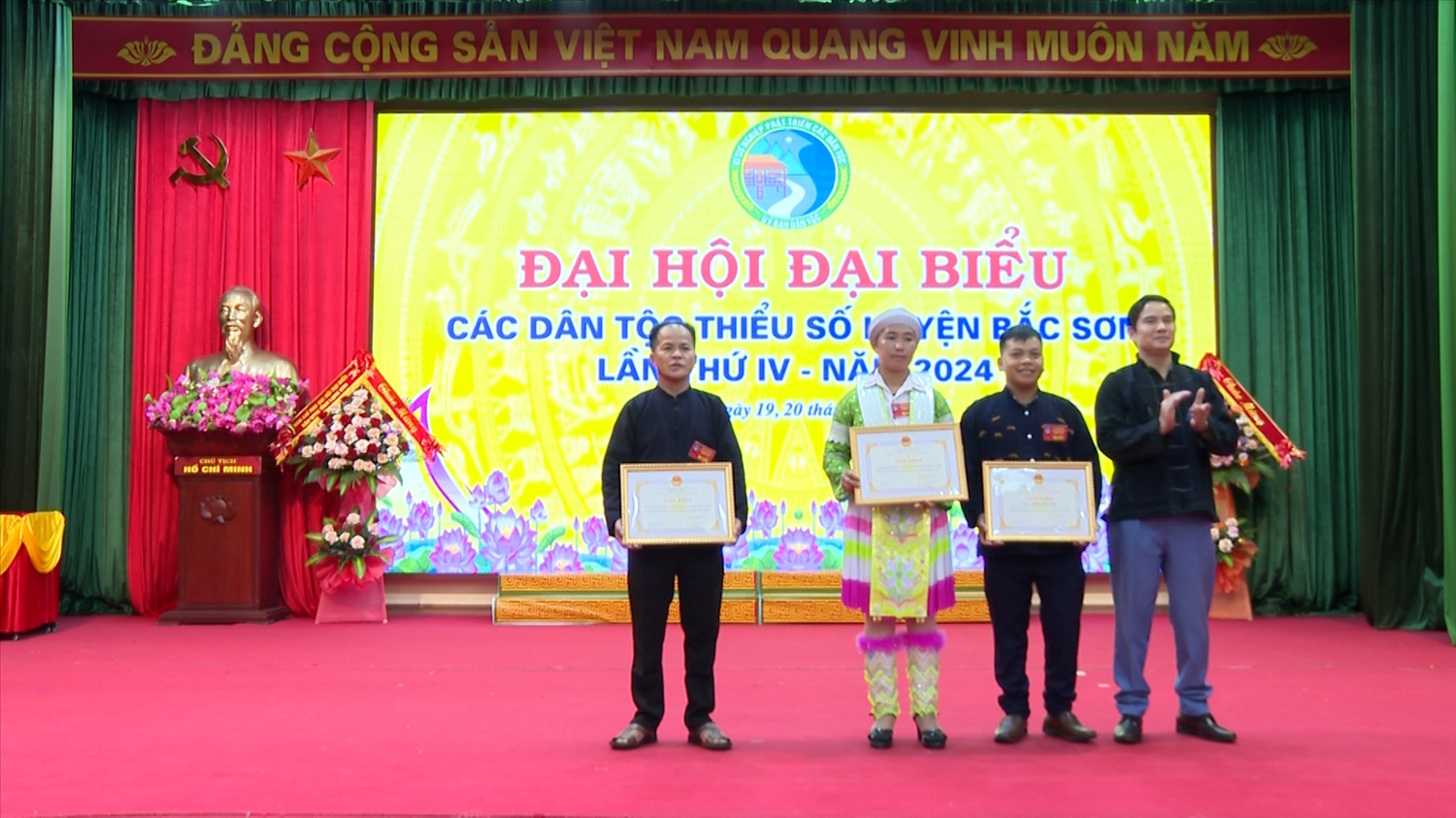 Ông Lâm Văn Viên, Phó Ban Dân tộc tỉnh Lạng Sơn trao Giấy khen cho tập thể, cá nhân có thành tích tiêu biểu trong công tác dân tộc