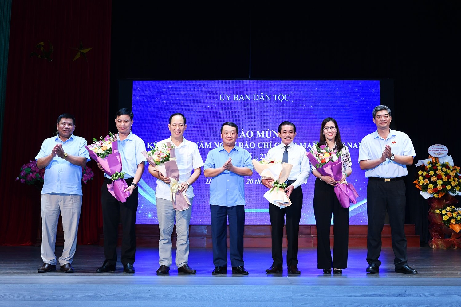 Lãnh đạo Ủy ban Dân tộc tặng hoa chúc mừng các cơ quan báo chí của Ủy ban Dân tộc