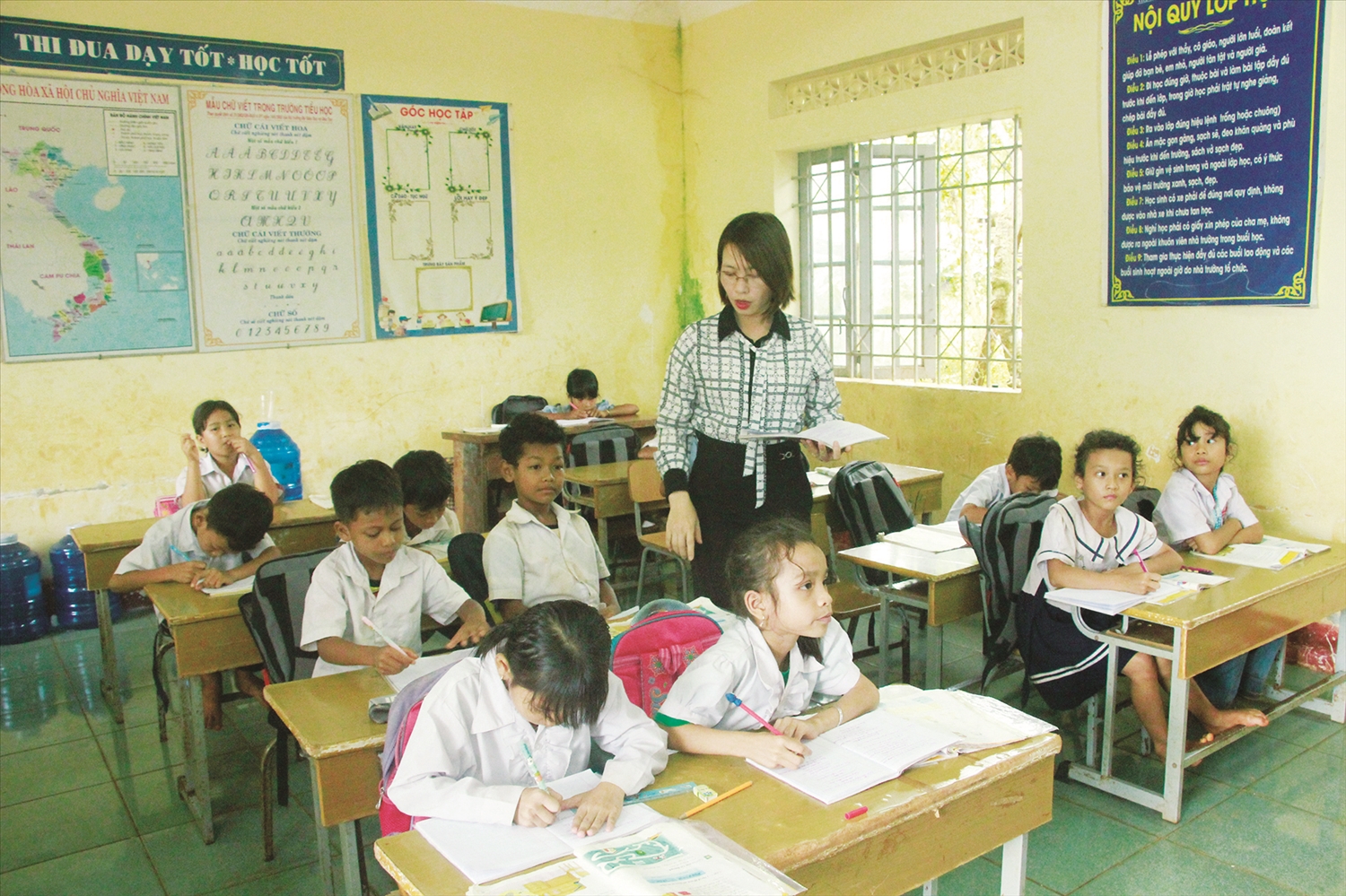 Cô Nguyễn Thị Linh hướng dẫn các em làm bài tập