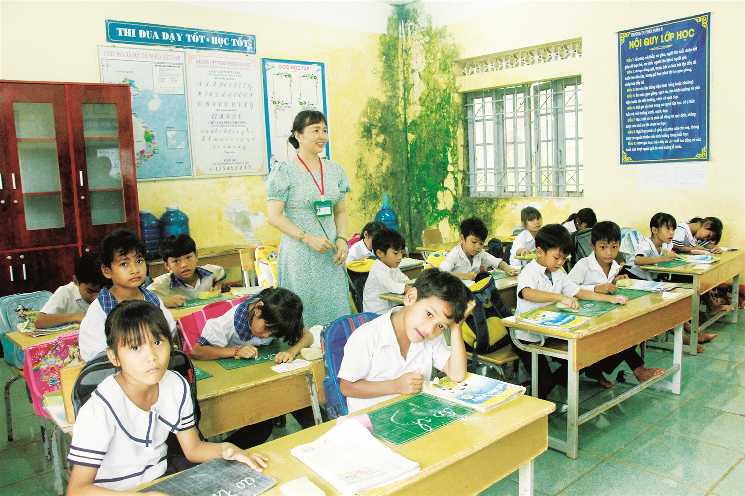 Cô Lê Thị Mai hướng dẫn các em tập viết