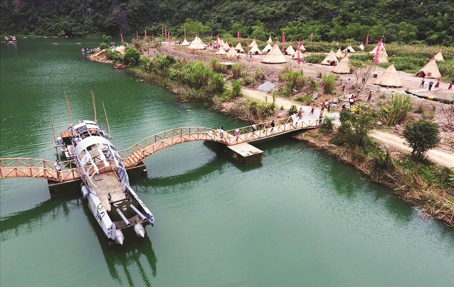 Phim trường của “Kong - Đảo đầu lâu” tại Khu du lịch sinh thái Tràng An (huyện Hoa Lư, Ninh Bình) trở thành điểm du lịch hấp dẫn du khách