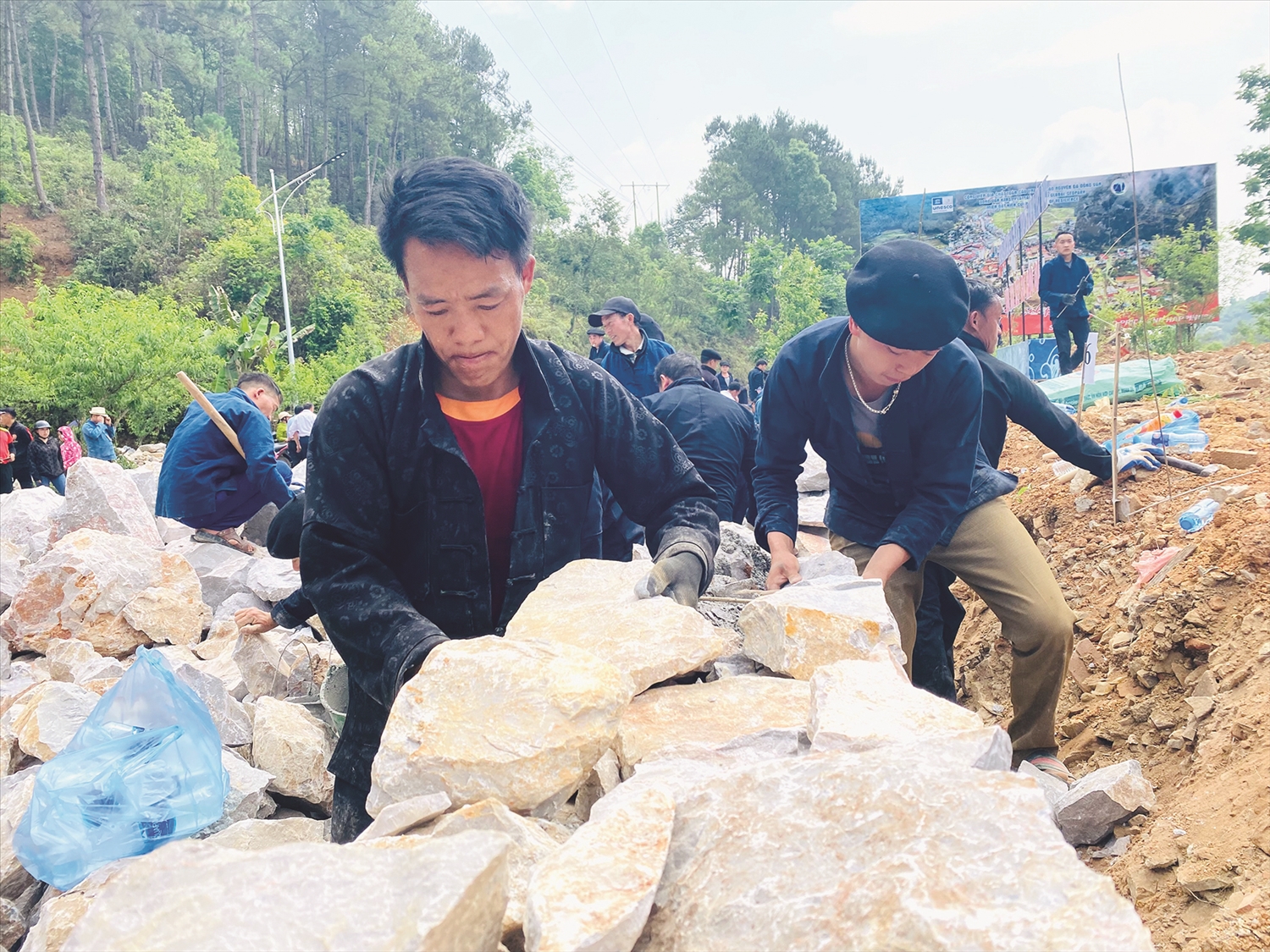 Các nghệ nhân người Mông tham gia hội thi xếp bờ rào đá tại huyện Đồng Văn. Ảnh TL