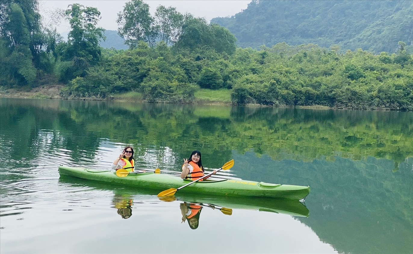 Chèo thuyền kayak tại hồ Nong Dùng