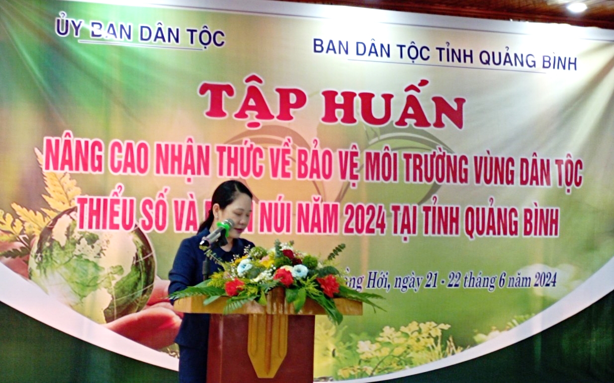 Thứ trưởng, Phó Chủ nhiệm Nông Thị Hà phát biểu chỉ đạo tại lớp tập huấn.