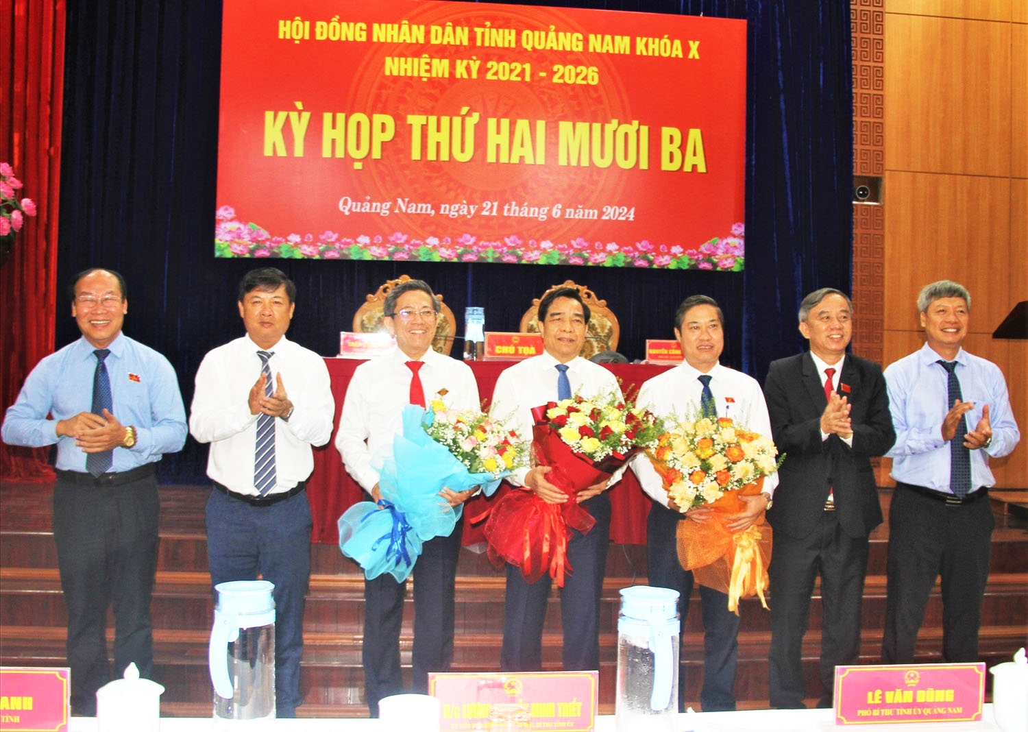 Ông Lê Văn Dũng (đứng giữa) được bầu làm Chủ tịch UBND tỉnh Quảng Nam