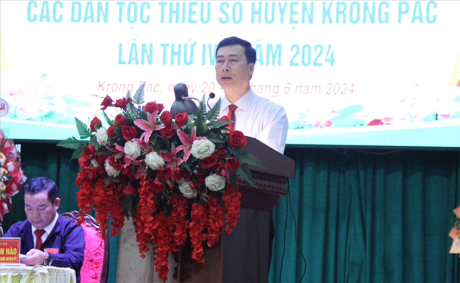 Tỉnh ủy viên, Bí thư Huyện ủy Krông Pắc Trần Hồng Tiến phát biểu tại đại hội