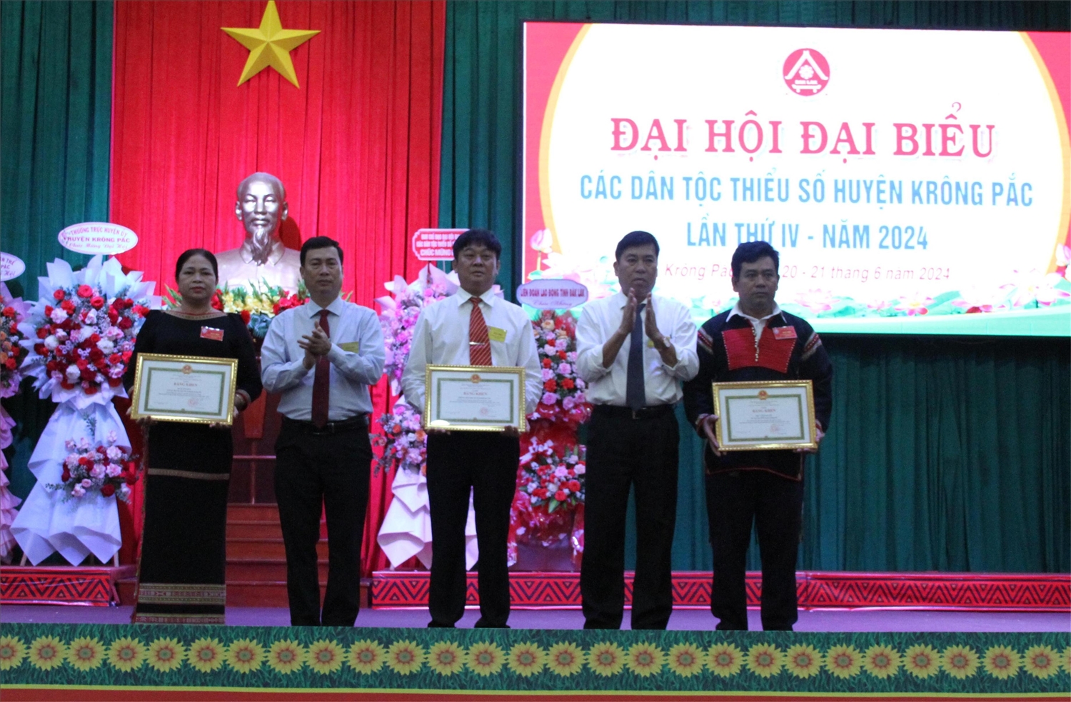 Trưởng Ban Dân tộc tỉnh Nguyễn Kính trao bằng khen của Chủ tịch UBND tỉnh cho các tập thể, cá nhân
