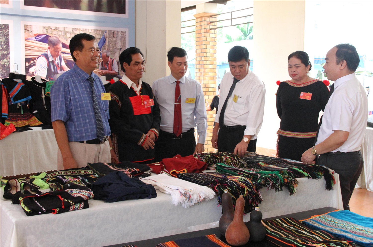 Đại biểu tham quan các gian hàng trưng bày hiện vật văn hóa của các dân tộc thiểu số huyện Krông Pắc