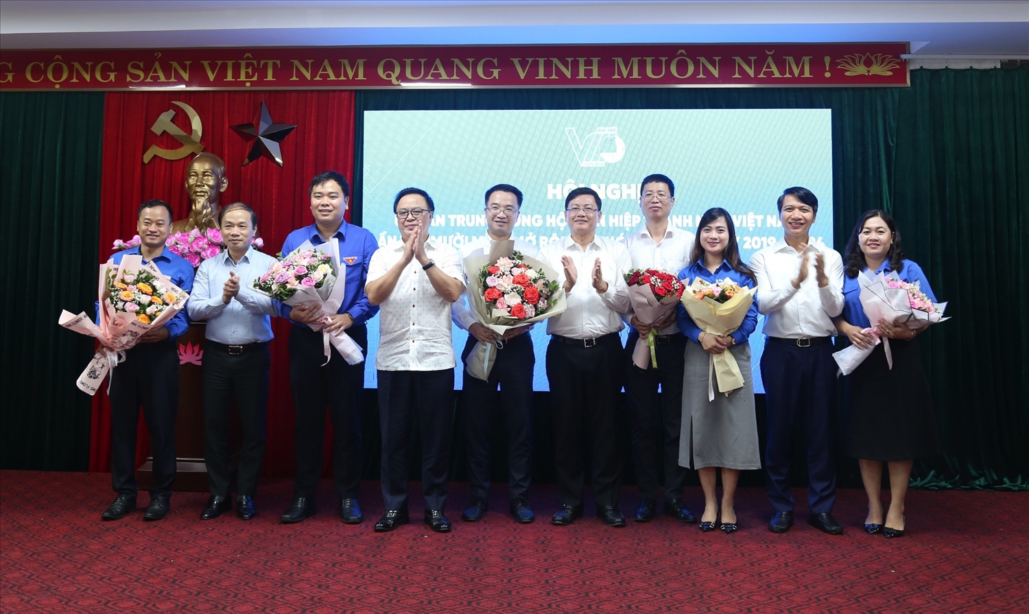 Các đại biểu tặng hoa chúc mừng các Ủy viên Ủy ban Trung ương Hội và 3 tân Phó Chủ tịch Trung ương Hội Liên hiệp thanh niên Việt Nam khóa VIII.