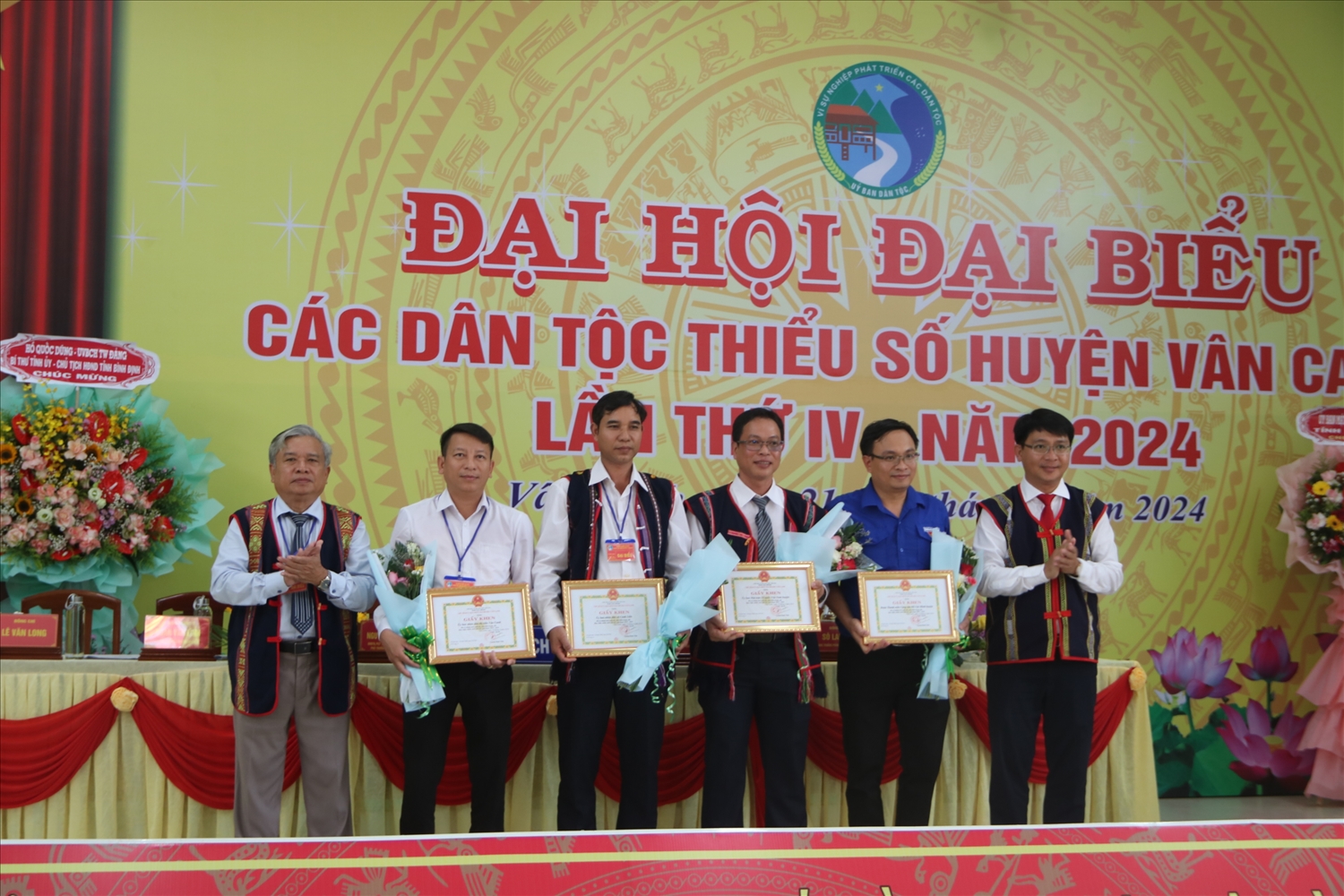 UBND huyện Vân Canh đã tặng 53 giấy khen cho 4 tập thể, 49 cá nhân có thành tích xuất sắc tiêu biểu trong công tác dân tộc giai đoạn 2019 - 2024