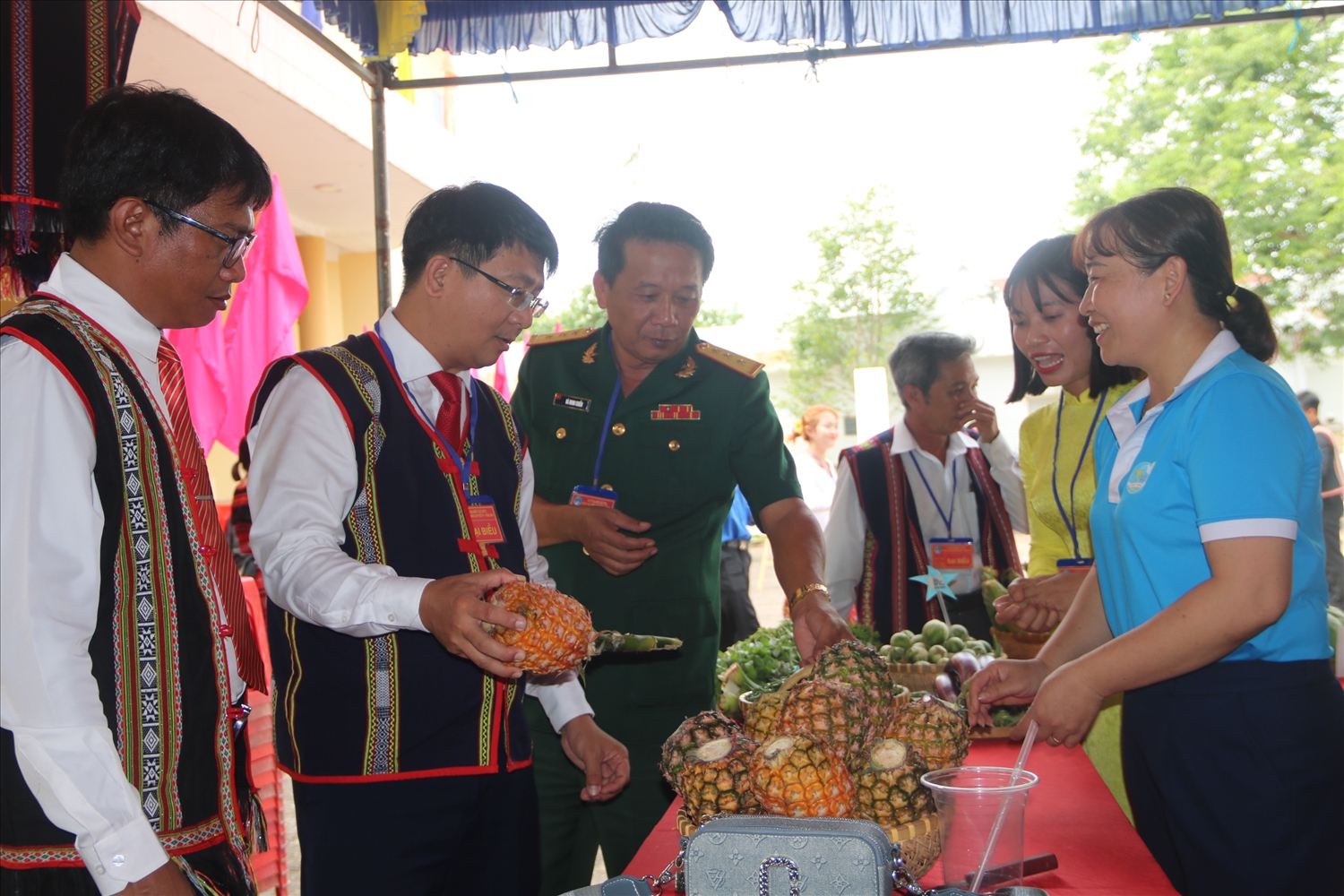 Lãnh đạo huyện Vân Canh thăm quan một số gian hàng nông sản trên địa bàn huyện.