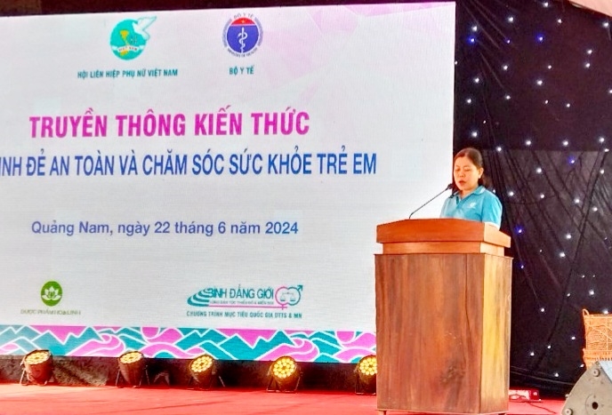 Bà Lò Thị Thu Thủy, Trưởng Ban Dân tộc -Tôn giáo Hội LHPN Việt Nam phát biểu tại buổi tuyên truyền