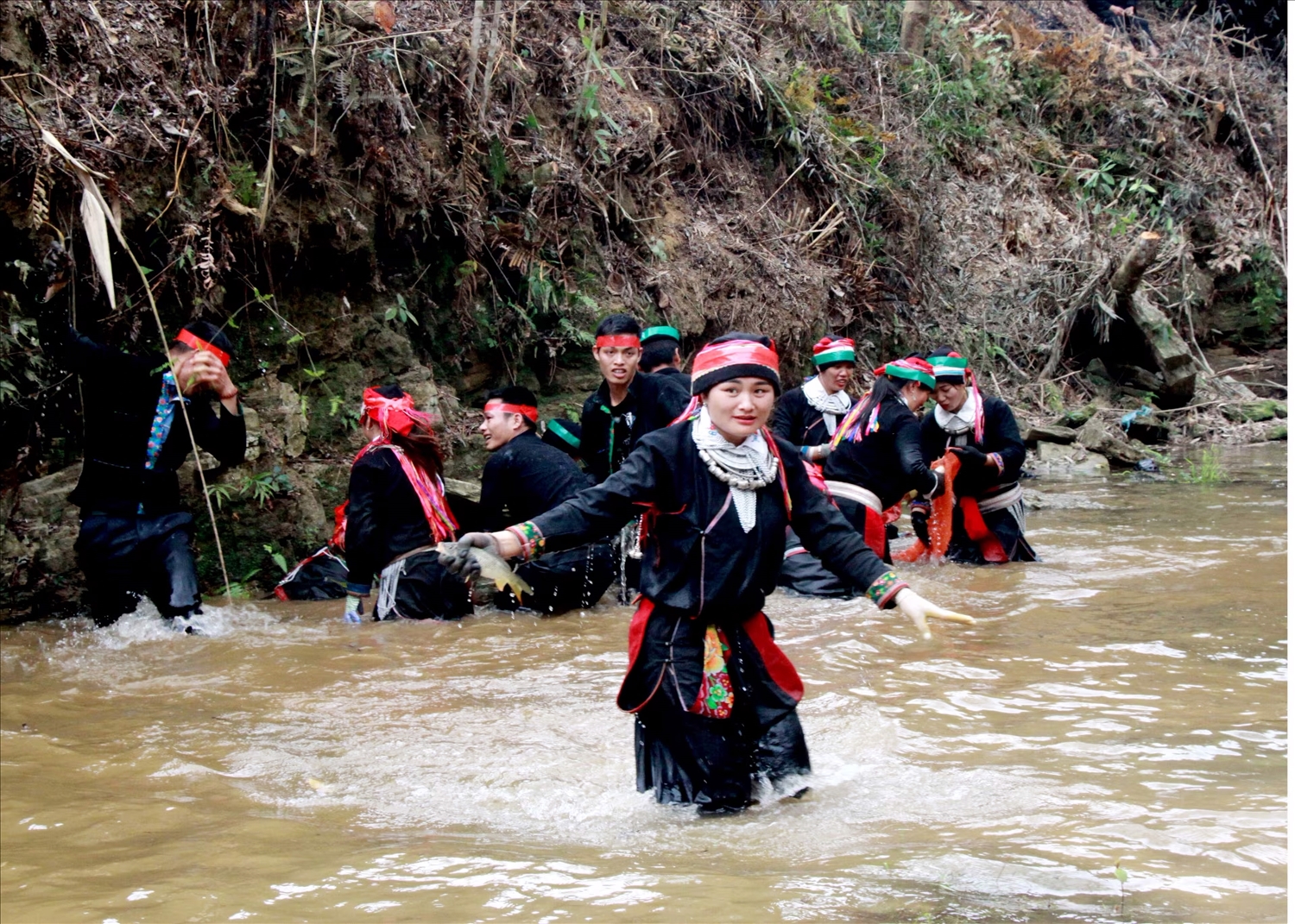 Lễ hội bắt cá truyền thống dân tộc Dao tại thôn Nặm Đăm, xã Quản Bạ