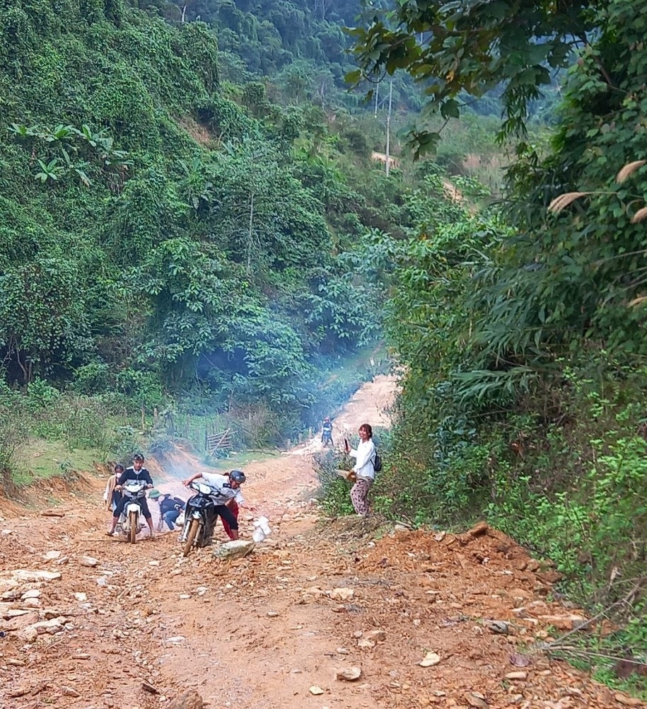 Đường vào hai bản Búng và Cò Phạt thuộc xã Môn Sơn, huyện Con Cuông hãy còn rất gian nan