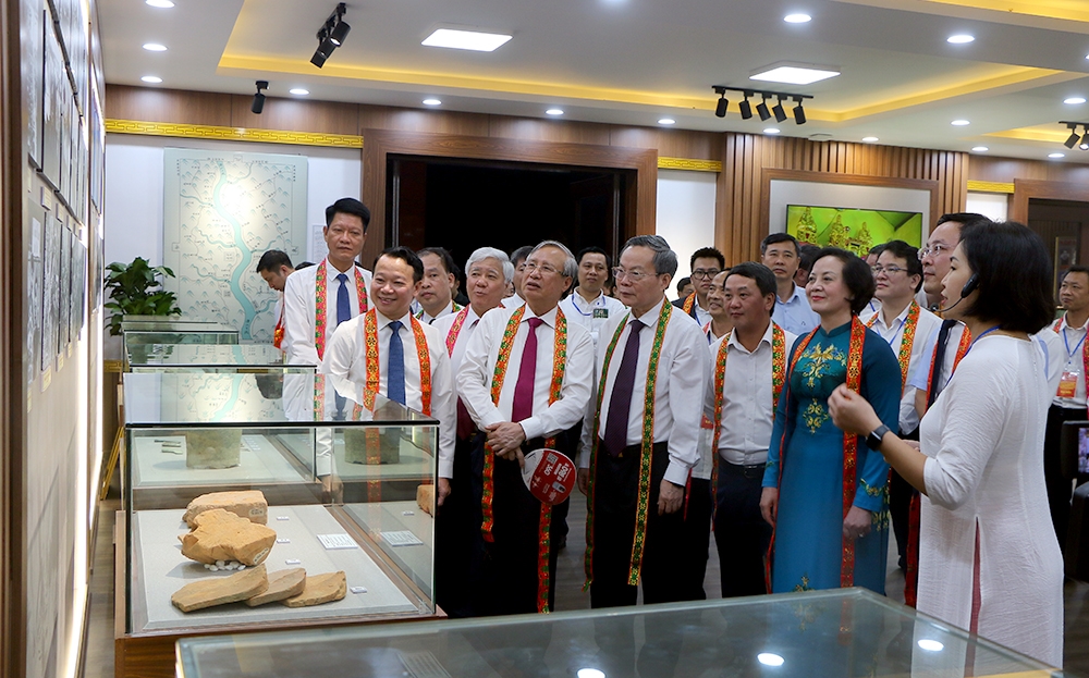 Các đồng chí lãnh đạo Trung ương, lãnh đạo tỉnh thăm quan Phòng truyền thống huyện Yên Bình