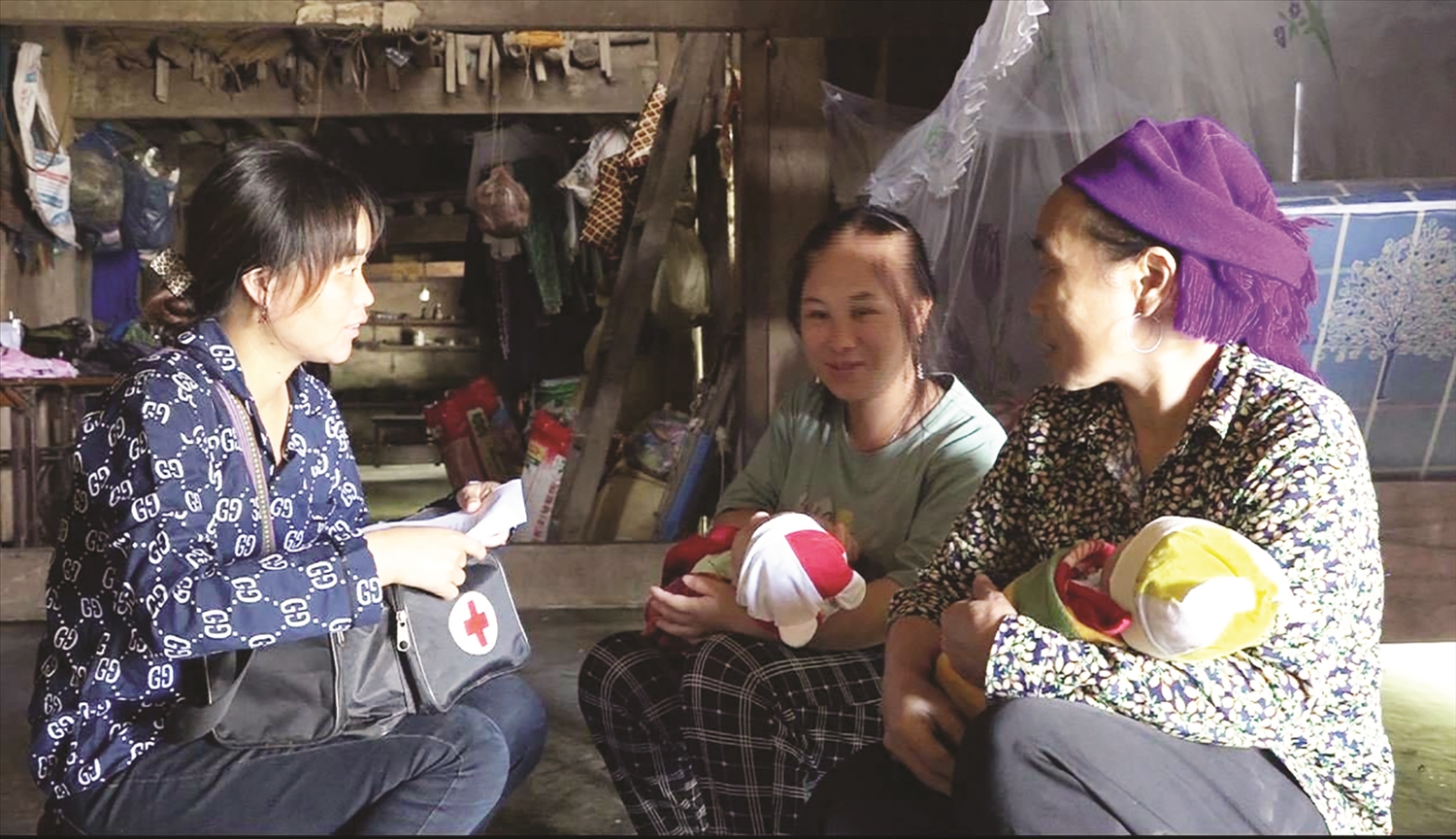 Chị Lầu Thị Xua chăm sóc sức khỏe cho bà mẹ sau sinh