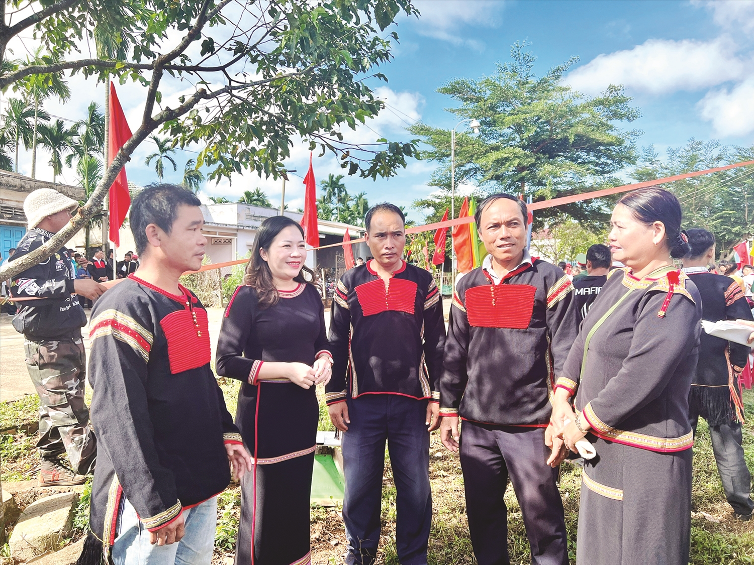 Bí thư Huyện ủy Cư Kuin Phúc Bình Niê Kđăm (thứ 2 bên trái) thăm hỏi người dân xã Ea Tiêu