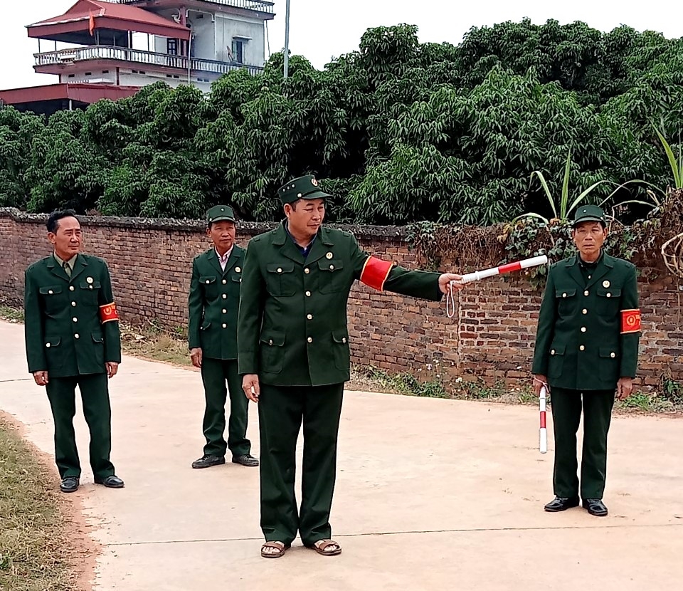 Ông Chu Văn Bảo (đứng giữa) Người có uy tín thôn Đồng Cống, xã Đông Hưng, huyện Lục Nam có nhiều đóng góp quan trọng trong công tác giữ gìn an ninh trật tự ở cơ sở.