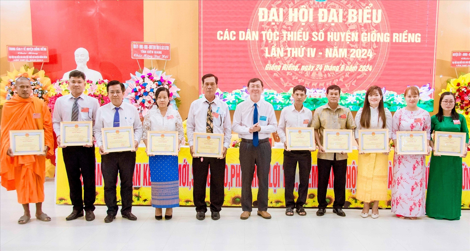 Ông Cao Quốc Điện, Chủ tịch UBND huyện Giồng Riềng trao Giấy khen của UBND huyện cho các cá nhân