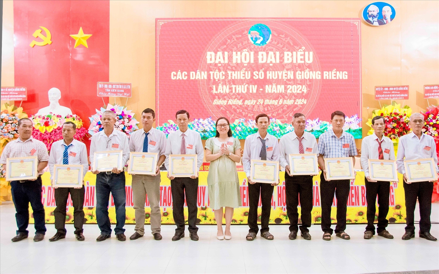  Bà Triệu Thị Huyền Trân, Phó Chủ tịch UBND huyện Giồng Riềng trao Giấy khen của UBND huyện cho các cá nhân