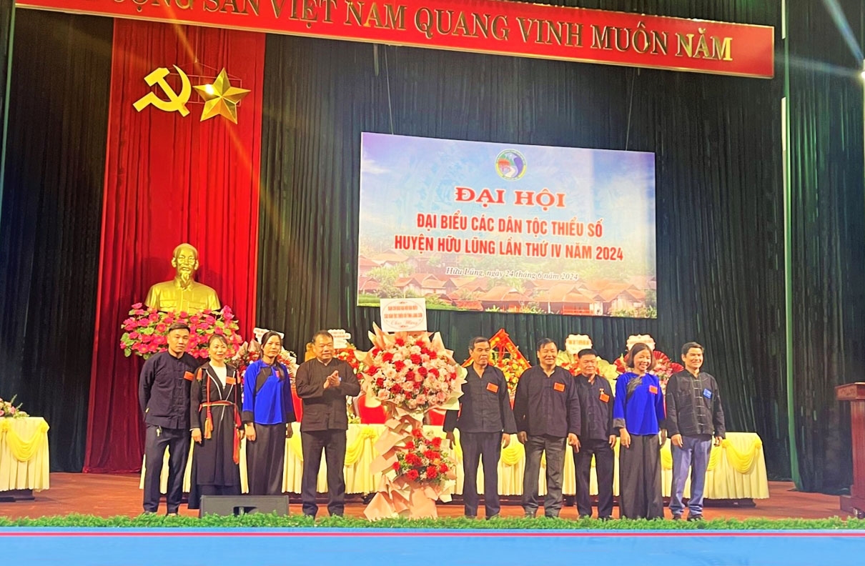 Lãnh đạo các sở, ngành tỉnh Lạng Sơn tặng hoa chúc mừng Đại hội