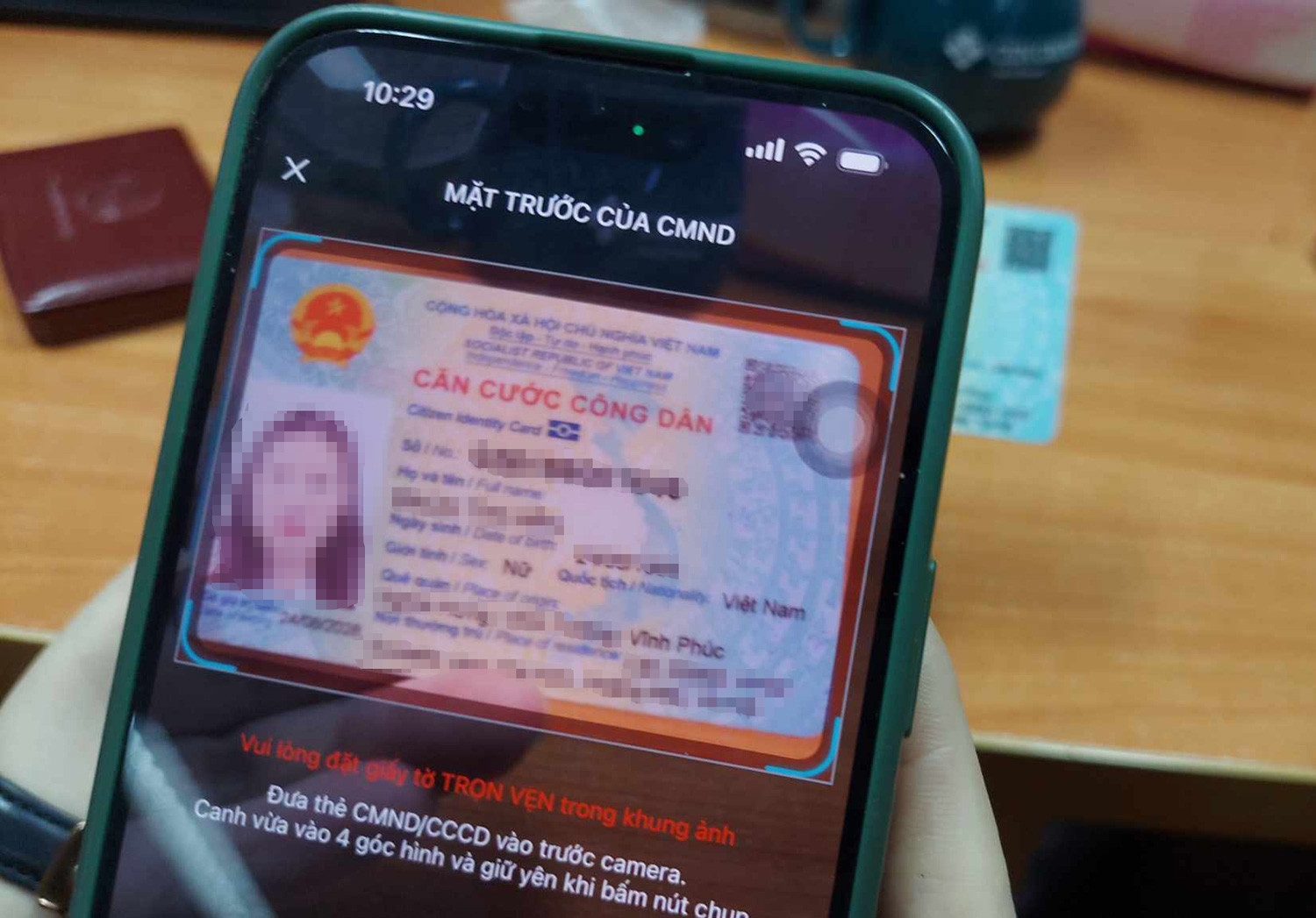 Nhiều app ngân hàng yêu cầu chụp mặt trước và mặt sau căn cước công dân khi xác thực sinh trắc khuôn mặt. Ảnh: Tâm An