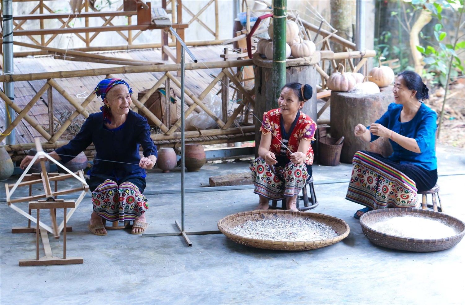 Nghề dệt thổ cẩm bản Hoa Tiến xã Châu Tiến (Quỳ Châu) đã góp phần giải quyết việc làm, tăng thu nhập... là điều kiện để bản hoàn thành các tiêu chí mềm trong xây dựng NTM