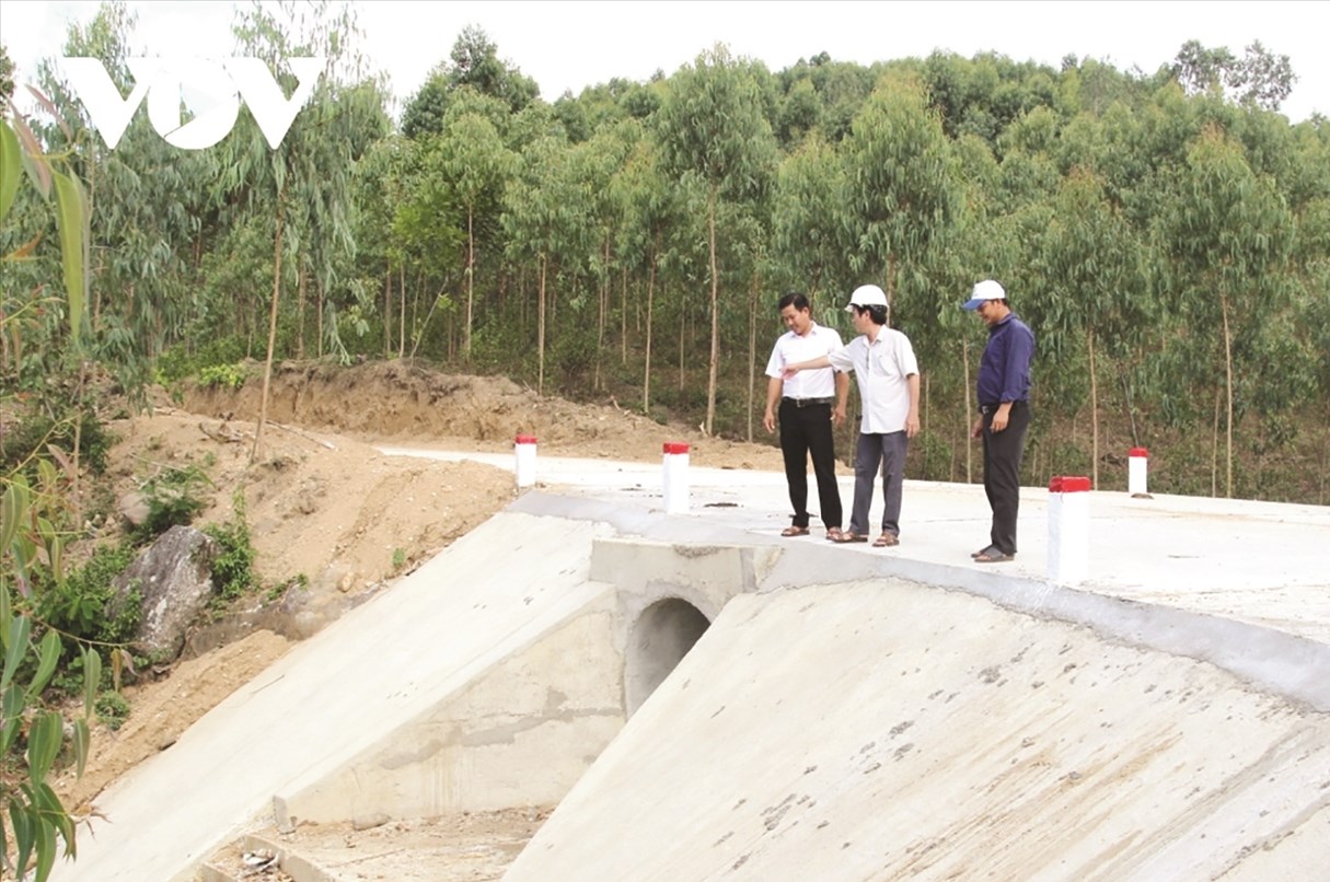 Đường vào khu sản xuất tại xã Vĩnh Hiệp, huyện Vĩnh Thạnh, tỉnh Bình Định được đầu tư từ nguồn vốn Chương trình MTQG 1719. Ảnh: VOV