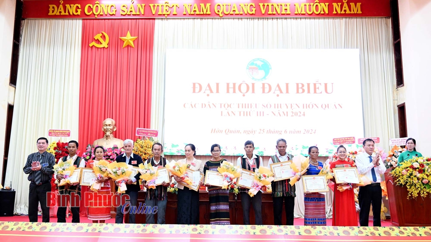 Lãnh đạo huyện Hớn Quản tặng Giấy khen cho các tập thể, cá nhân có thành tích trong công tác dân tộc giai đoạn 2019 - 2024 (Ảnh: Báo Bình Phước).