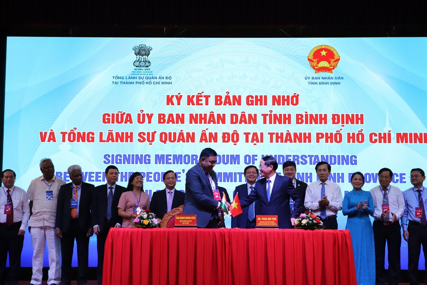 Chủ tịch UBND tỉnh Bình Định Phạm Anh Tuấn cùng ông Madan Mohan Sethi - Tổng Lãnh sự Ấn Độ tại TP Hồ Chí Minh ký kết biên bản ghi nhớ.