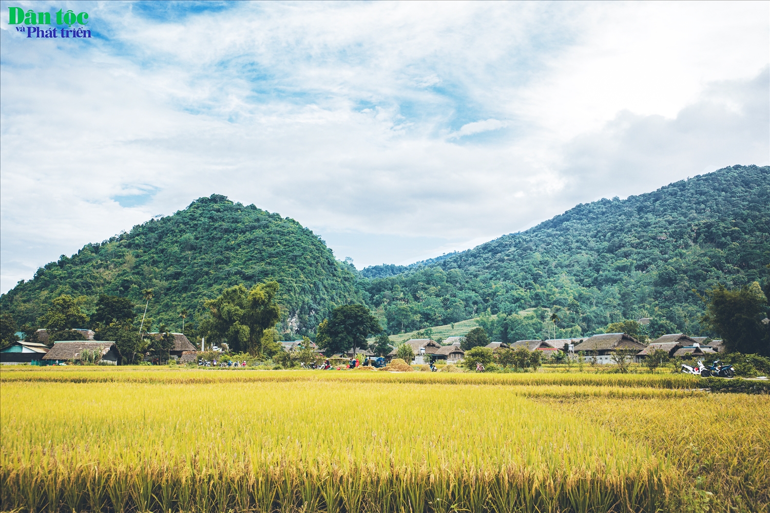 Nằm dưới chân núi Tây Côn Lĩnh, chỉ cách trung tâm thành phố Hà Giang 6km nên du khách có thể dễ dàng ghé thăm thôn Tha.