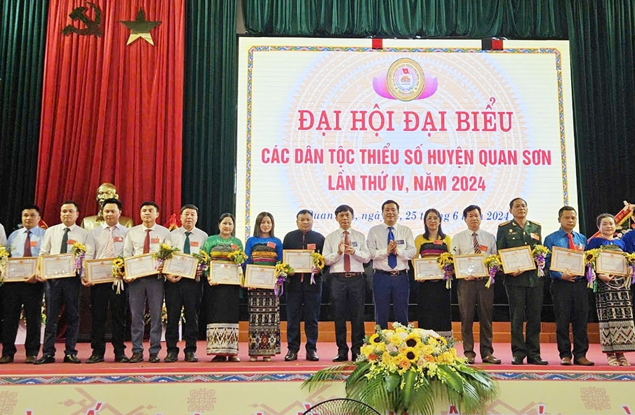 Lãnh đạo huyện trao thưởng cho các cá nhân đã có thành tích xuất sắc trong công tác dân tộc và thực hiện chính sách dân tộc giai đoạn 2019 - 2024 