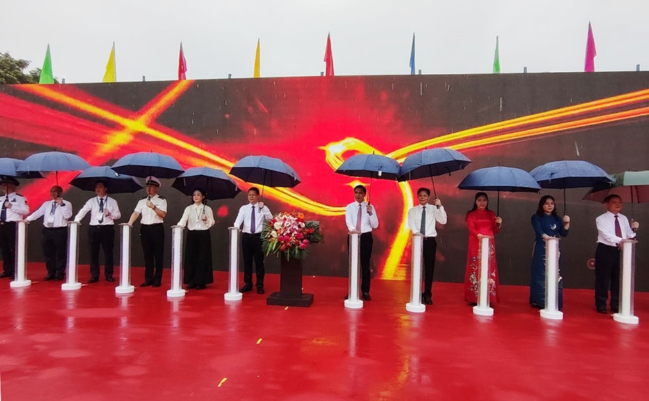Các đại biểu thực hiện nghi thức Lễ công bố mở chính thức cặp cửa khẩu song phương Hoành Mô (Việt Nam) - Động Trung (Trung Quốc) tại cửa khẩu Hoành Mô (Bình Liêu, Quảng Ninh, Việt Nam)