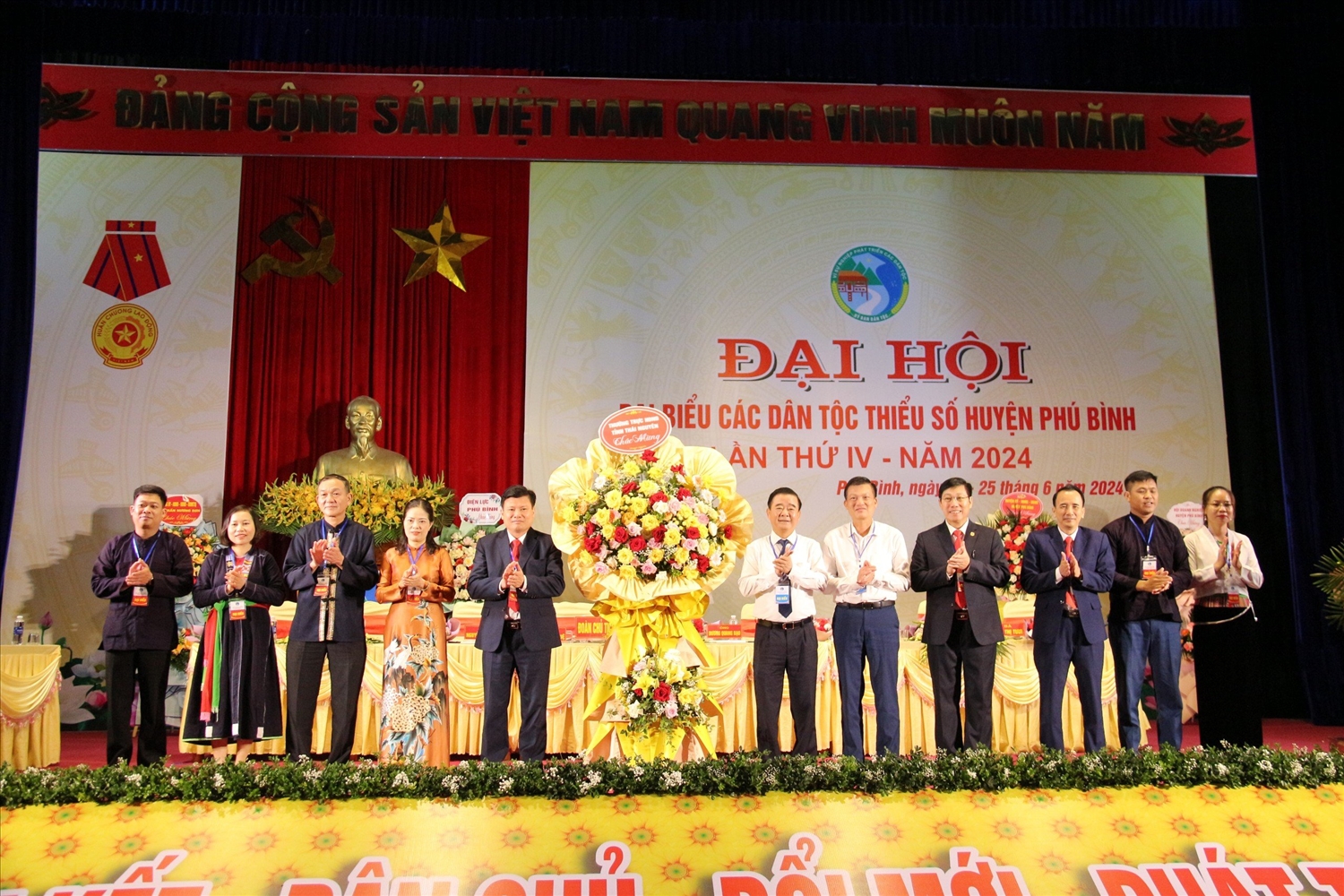 Lãnh đạo các sở, ngành tỉnh Thái Nguyên tặng hoa chúc mừng Đại hội