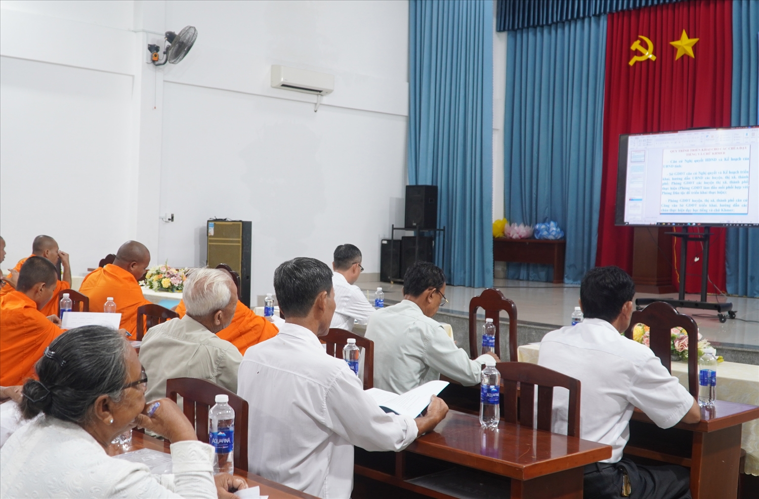 Chư tăng, giáo viên tham gia hội nghị tập huấn sách giáo khoa Khmer ngữ