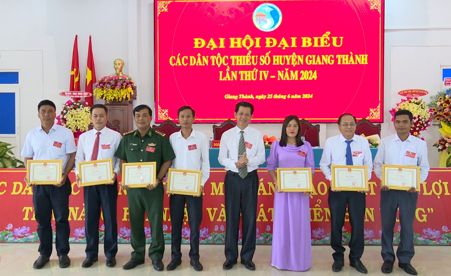Phó Chủ tịch UBND huyện Giang Thành Huỳnh Trọng Đức trao giấy khen của UBND huyện Giang Thành cho các tập thể, cá nhân.
